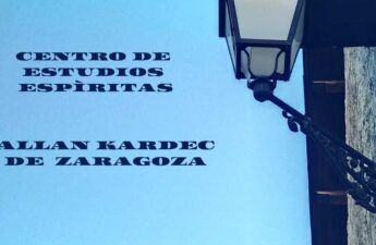 Imagen de una farola y el nombre del centro espirita Allan Kardec