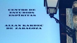 Imagen de una farola y el nombre del centro espirita Allan Kardec